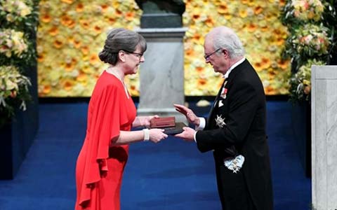 دنا استریکلند فیزیکدان کانادایی، جایزه ی نوبل فیزیک را دریافت کرد