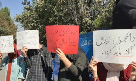 همزمان با سخنرانی روحانی در دانشگاه تهران؛ دانشجویان دست به تجمع اعتراضی زدند