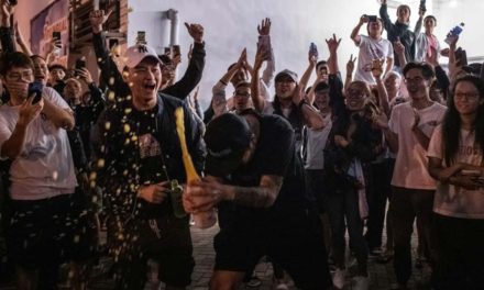 مخالفان دموکراسی‌خواه در انتخابات هنگ کنگ پیروز شدند