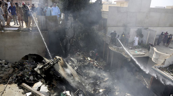 پاکستان: هواپیمای مسافربری که در نزدیکی کراچی سقوط کرد ۹۸ سرنشین داشت
