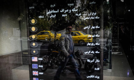 سقوط آزاد ارزش پول ملی ادامه دارد؛ ارزش هر دلار در ایران از ۲۳ هزار تومان عبور کرد!