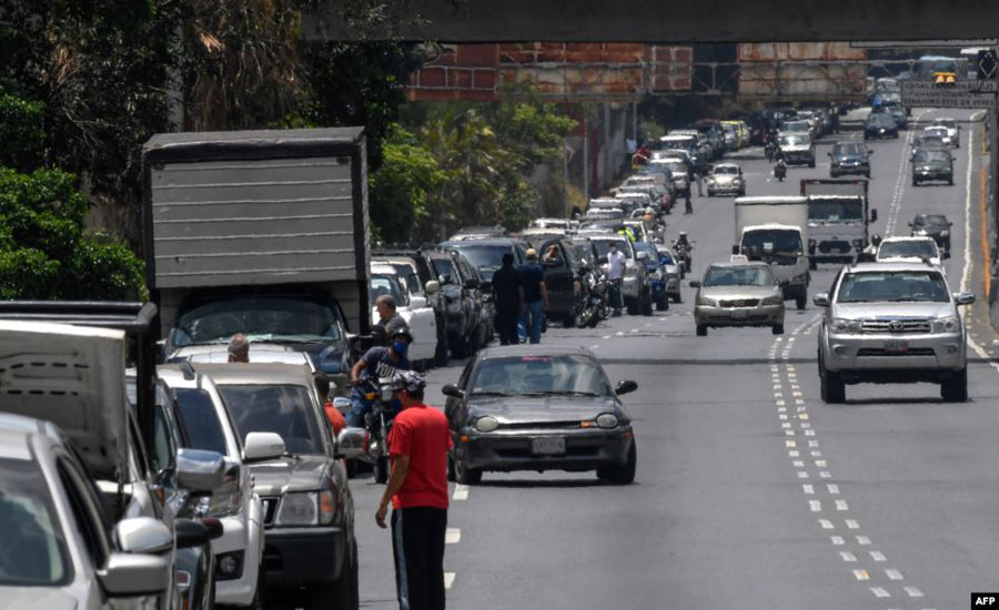صف‌های طولانی بنزین در ونزوئلا در پی تاخیر در دریافت بنزین از ایران